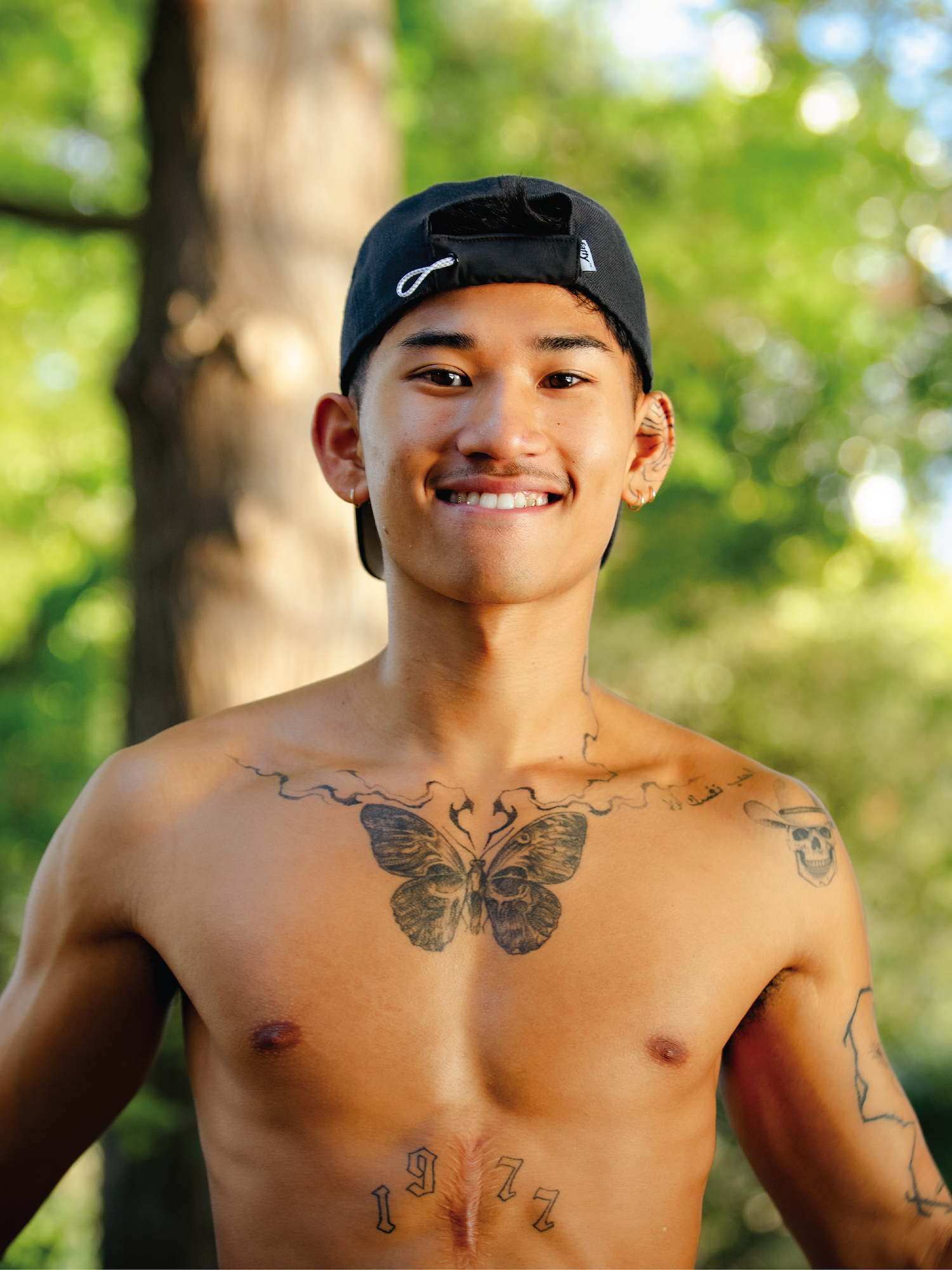 runner wearing a black and white fattypack with no shirt